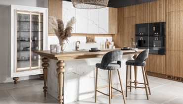 Dobrej jakości materiały są nie tylko trwałe, ale również pięknie się prezentują. Zwłaszcza drewno, z którego można wyczarować ozdobne detale, np. toczone nogi. funkcjonalna kuchnia