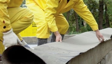 Izolację poziomą ścian fundamentowych robi się z dwóch warstw papy na lepiku Izolację poziomą ścian fundamentowych robi się z dwóch warstw papy na lepiku