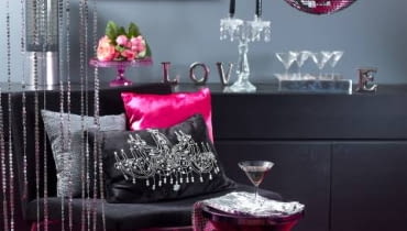 W karnawałowym przebraniu. Wszystko lśni i się mieni - sceneria idealna do szalonej zabawy. Komoda - 5454 zł, dywan - 3633 zł, fotel - 3089 zł, taca - 357 zł, lampa stołowa - 675 zł, poduszka (szara) - 165 zł, BoConcept; kieliszki - 39,90 zł/2 szt., litery - 99,90 zł/4 szt., patera - 79,90 zł, Duka; bukiet sztucznych kwiatów - 239 zł, Home Concept Store; poduszka (z żyrandolem) - 215 zł, lustro - 1815 zł, stolik - 320 zł, Glamstore; świecznik - 49 zł, Zone; poduszka (różowa) - 94 zł, Mebelplast; poszewka na poduszkę (na stoliku) - 29,90 zł, This & That, kule lustrzane, śr. 40 cm - 126 zł/szt., plejadalight.pl. 15.10.2009 , WARSZAWA , DEKORACJE B?YSK , CZTERY KATY , STYLIZACJA JOANNA P?ACHECKA