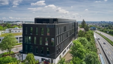 Zintegrowana z fasadą instalacja fotowoltaiczna Schüco BIPV wytwarza 70 MWh energii rocznie, co odpowiada 40% energii produkowanej przez budynek.