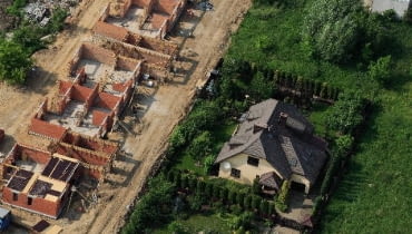 Nie warto nadmiernie przejmować się orientacją parceli wobec stron świata. Dobry architekt jest w stanie tak zaplanować dom, by bez względu na to, z której strony działki wschodzi słońce, zapewnić wnętrzom odpowiednie światło. 14.06.2007 WARSZAWA LOT NAD WARSZAWA STEROWIEC WARSZAWA Z LOTU PTAKA SRODMIESCIE CENTRUM PEJZAZ MIEJSKI PANORAMA MIASTA FOT. ALEKSANDER PRUGAR / AGENCJA GAZETA N/Z BUDOWA DOMU DEWELOPER STAN SUROWY CEGLY DZWIG BIELANY APARTAMENTOWIEC DOM MIESZKALNY BUDOWA