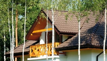 Kolor podbitki, niezależnie od materiału, z którego jest wykonana, może być dopasowany np. do stolarki okiennej, balustrad albo innych elementów elewacji Kolor podbitki, niezależnie od materiału, z którego jest wykonana, może być dopasowany np. do stolarki okiennej, balustrad albo innych elementów elewacji