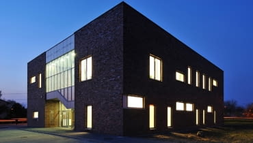 Ośrodek Zdrowia i Ośrodek Pomocy Społecznej w Gierałtowicach autorstwa pracowni OVO Grąbczewscy Architekci Ośrodek Zdrowia i Ośrodek Pomocy Społecznej w Gierałtowicach autorstwa pracowni OVO Grąbczewscy Architekci