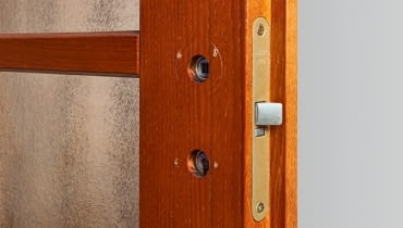 Zamki do drzwi wewnętrznych rzadko się psują, bo też nie eksploatujemy ich tak, jak w drzwiach wejściowych. Najczęstszym powodem do zmiany jest zgubienie klucza. Do zamków typu yale zwykle są przynajmniej dwa klucze, które w razie potrzeby łatwo dorobić. Gorzej z zamkami na klucz tradycyjny. Jeśli chcemy mieć możliwość zamykania drzwi, trzeba go wymienić. Może się przy tym okazać, że wymiary nowego zamka nie są identyczne. Jeśli zamek jest większy, stare wpusty trzeba powiększyć; jeśli mniejszy - powstałe w skrzydle zagłębienia wypełnia się szpachlówką. Zamki do drzwi wewnętrznych rzadko się psują, bo też nie eksploatujemy ich tak, jak w drzwiach wejściowych. Najczęstszym powodem do zmiany jest zgubienie klucza. Do zamków typu yale zwykle są przynajmniej dwa klucze, które w razie potrzeby łatwo dorobić. Gorzej z zamkami na klucz tradycyjny. Jeśli chcemy mieć możliwość zamykania drzwi, trzeba go wymienić. Może się przy tym okazać, że wymiary nowego zamka nie są identyczne. Jeśli zamek jest większy, stare wpusty trzeba powiększyć; jeśli mniejszy - powstałe w skrzydle zagłębienia wypełnia się szpachlówką.