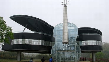 W chińskim mieście Huainan stoi nietypowy kompleks budynków, bo w kształcie instrumentów muzycznych. Fundatorem olbrzymiego fortepianu i szklanych skrzypiec jest lokalny samorząd. Dziś to znana atrakcja stolicy prowincji AnHui Dom fortepian