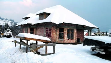 Jeśli w domu zimą będą prowadzone prace wykończeniowe, okna najlepiej zasłonić folią rozpiętą na ramach Jeśli w domu zimą będą prowadzone prace wykończeniowe, okna najlepiej zasłonić folią rozpiętą na ramach