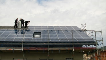 Montaż paneli i wykonanie instalacji wewnątrz domu należy powierzyć doświadczonym fachowcom Montaż paneli i wykonanie instalacji wewnątrz domu należy powierzyć doświadczonym fachowcom