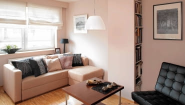 <B>Ten pokój był wypoczynkowy tylko z nazwy. Zbyt mało mebli i ozdób, nijaka kolorystyka, atmosfera tymczasowości. A tak niewiele trzeba było zrobić, aby przybrał dużo milsze oblicze.</B> <BR />PO ZMIANIE. Kanapa pozostała ta sama. Zdjęto tylko z niej praktyczną, ale niezbyt atrakcyjną narzutę, dzięki czemu mebel odzyskał urodę. Pojawiły się natomiast kolorowe poduszki - to dzięki nim monochromatyczne, nieco mdłe wnętrze nabrało bardziej zdecydowanego wyrazu. WNETRZA POKOJ - PO METAMORFOZIE , MEBLE STYLIZACJA ANETA KOSIBA FOT. LUKASZ ZANDECKI PUBLIKACJA CZTERY KATY NR 2 (208) - 2 2009 PUBLIKACJA CZTERY KATY NR SPECJALNY - METAMORFOZY WNETRZ - 11 2011 SLOWA KLUCZOWE: WNETRZA MEBLE ZDJĘCIE DO WKŁADKI: PUBLIKACJA CZTERY KATY NR 2 (208) - CZASOPISMA