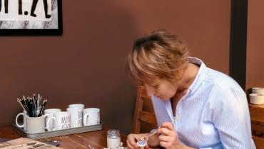 Zuzanna Sitko studiowała filozofię, filologię polską, dziennikarstwo. Wraz z mężem Przemysławem, nastoletnim synem Szymonem i psem Biszkoptem mieszka w zabytkowej kamienicy w Chełmnie. Zuzanna i Przemek stworzyli markę Dotdesign (projektowanie i ręczna produkcja kubków oraz gałek do mebli). Więcej: Facebook.com/Dotdesign Zuzanna Sitko studiowała filozofię, filologię polską, dziennikarstwo. Wraz z mężem Przemysławem, nastoletnim synem Szymonem i psem Biszkoptem mieszka w zabytkowej kamienicy w Chełmnie. Zuzanna i Przemek stworzyli markę Dotdesign (projektowanie i ręczna produkcja kubków oraz gałek do mebli). Więcej: Facebook.com/Dotdesign