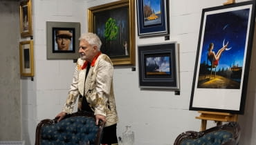 Rafał Olbiński poczas wernisażu wystawy "Desire"