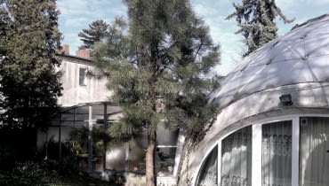 Dom Igloo we Wrocławiu, proj. Witold Lipiński - półkoliste okna o aluminiowych profilach były wykonywane na zamówienie Dom igloo we Wrocławiu, proj. Witold Lipiński