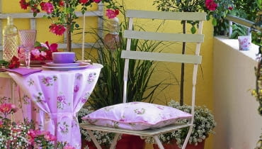 Vorher - Nachher - Balkon : Rosa ( Rosen ), St mmchen und Busch, unterpflanzt mit Allyssum ( Duftsteinrich ) und Gypsophila ( Schleierkraut ), Spartina ( Schlickgras ), Klappstuhl, gedeckter Tisch 61016133 Vorher - Balkon SLOWA KLUCZOWE: gesamt 000 hoch Stuhl Balkon gelb draussen Sommer rot Gras Sitzplatz Topf Dekoration