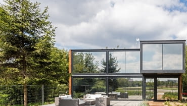 Widok na salon Novej Królikarni z zewnątrz. Biuro w kontenerze. Nowatorski projekt na Mokotowie