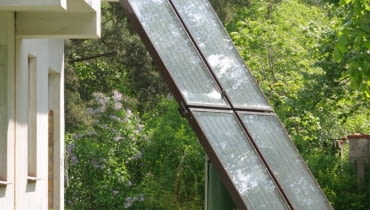 Działanie systemu solarnego jest bardzo proste: krążąca w kolektorach specjalna ciecz ogrzewa się od słońca i jest transportowana do zasobników, gdzie nagrzewa zgromadzoną tam wodę. 23.05.2004 WARSZAWA - RADOSC , UL. HUFCOWA