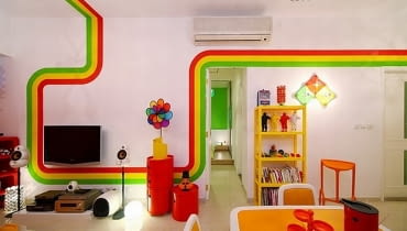 Kolorowe mieszkanie w Hongkongu; proj. Moderne kolorowe mieszkanie, nowoczesne mieszkanie, wąski salon, mieszkanie z kolorowymi akcentami