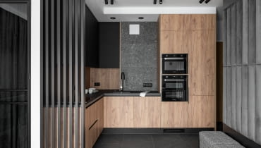 Formę ażurowej ścianki wykorzystano tu do subtelnego oddzielenia aneksu kuchennego od strefy wypoczynku. Formę ażurowej ścianki wykorzystano tu do subtelnego oddzielenia aneksu kuchennego od strefy wypoczynku.