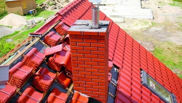 Najlepszym sposobem na uszczelnienie połączenia ścian komina z pokryciem dachowym jest obróbka z blachy. Trzeba właściwie ją zamocować, a styk ze ścianami komina wypełnić masą elastyczną kominy, uszczelnienie komina