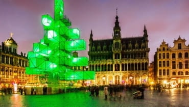 Zamiast tradycyjnej choinki z lasu, Belgowie zdecydowali się w tym roku na abstrakcyjną instalację świetlną, która stanęła na głównym placu Brukseli An abstract light installation replaces the traditional Christmas tree at the Grand Place in Brussels, Saturday Dec. 1, 2012. Traditionally, a 20m (65ft) pine tree from the forests of the Ardennes decorates the city's central square, the Grand Place. This year, it has been replaced with a 25m (82ft) construction. (AP Photo/Geert Vanden Wijngaert)
