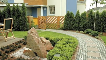 Przy tarasie znajduje się małe źródełko ukryte między głazami Przy tarasie znajduje się małe źródełko ukryte między głazami