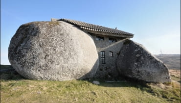 A Casa do Penedo w górach Fafe w północnej Portugalii kamienny dom, flinstone, portugalia, dom