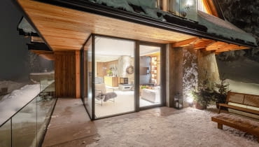 Budowa domu to bardzo ambitne przedsięwzięcie. Nie oznacza to jednak, że nie poradzimy sobie z takim wyzwaniem. Wystarczy solidne przygotowanie – od zapewnienia finansowania, przez wybór istotnych elementów, takich jak okna, aż po dostosowanie projektu domu do naszego stylu życia.