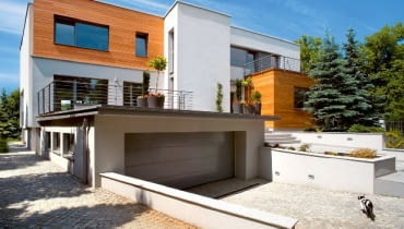 Widok na dom od strony wejścia - bryła budynku jest cofnięta względem wysuniętego do przodu garażu dom jednorodzinny,elewacja