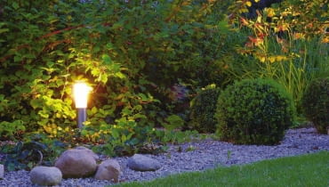 OGROD OSWIETLENIE LAMPA OGRODOWA FOT. LILIANNA SOKOLOWSKA PUBLIKACJA LADNY DOM NUMER SPECJALNY - LADNY OGROD 1/2008 - 4 2008 SLOWA KLUCZOWE: OGRODY OSWIETLENIE