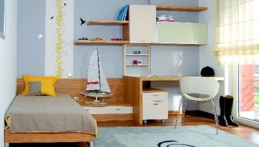 W niewielkim uczniowskim pokoju dobrze sprawdzają się meble o neutralnej kolorystyce - wyrazu nada im osobisty dobytek lokatora W niewielkim uczniowskim pokoju dobrze sprawdzają się meble o neutralnej kolorystyce - wyrazu nada im osobisty dobytek lokatora