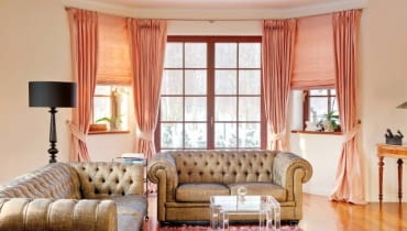 Dekoracja okien coraz częściej przesądza o charakterze całego wnętrza. Oryginalne, nierzadko kunsztowne upięcie zasłon i firan sprawi, że pomieszczenie wyglądać będzie jak przeniesione z dawnych lat, z kolei proste przesłony i rolety pomogą podkreślić styl minimalistycznej aranżacji. <BR />DEKORACJE - ELEGANCKIE OKNA. Nad oknami i drzwiami balkonowymi zamontowano wspólny karnisz i powieszono jednakowe zasłony. W ten sposób ujednolicono dekorację okien o różnej wielkości. Do pięknie udrapowanych, podpiętych na stałe jedwabnych zasłon dopasowano proste rolety. Dekoracja okien coraz częściej przesądza o charakterze całego wnętrza. Oryginalne, nierzadko kunsztowne upięcie zasłon i firan sprawi, że pomieszczenie wyglądać będzie jak przeniesione z dawnych lat, z kolei proste przesłony i rolety pomogą podkreślić styl minimalistycznej aranżacji. <BR />DEKORACJE - ELEGANCKIE OKNA. Nad oknami i drzwiami balkonowymi zamontowano wspólny karnisz i powieszono jednakowe zasłony. W ten sposób ujednolicono dekorację okien o różnej wielkości. Do pięknie udrapowanych, podpiętych na stałe jedwabnych zasłon dopasowano proste rolety.
