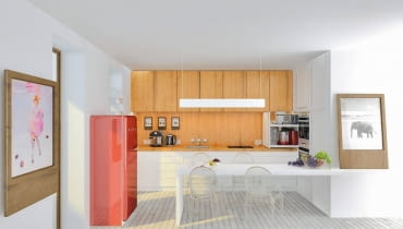 Kuchnia: Znalezienie schowka na małe AGD bywa kłopotliwe. Urządzenia stojące na blacie roboczym przeszkadzają w pracy i robią wrażenie bałaganu; gdy są ukryte w szafce, musimy za każdym razem wyjmować je i chować. Zapytaliśmy naszych projektantów, co zrobić, żeby drobne sprzęty były łatwo dostępne, ale nie zabierały miejsca na blacie. <BR > Schowkiem na podręczne AGD (np. blender, frytkownicę, toster) jest w tu szafka typu cargo zbudowana w sąsiedztwie wysokiej zabudowy. Po wysunięciu swobodnie mieści się pomiędzy blatem roboczym a szafkami wiszącymi. Zamiast metalowych półek-koszy, najczęściej spotykanych w cargo, ma łatwo dostępne pełne półki (zrobione z płyty meblowej). Szafka może wysuwać się na prowadnicach, ale praktyczniejsze i wygodniejsze będą przytwierdzone od spodu rolki. Kupimy je w supermarketach budowlanych (pamiętajmy o dopasowaniu rolek do obciążenia szafki).