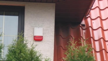 Umieszczony w odsłoniętym miejscu sygnalizator alarmowy - najbardziej widoczne ostrzeżenie, że w domu zainstalowano system alarmowy 03.04.2003 LOMIANKI ALARM DZWIEKOWY I SWIETLNY ZEWNETRZNY