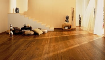 Najtwardsze gatunki drewna pochodzą z egzotycznych krajów. Z rodzimych gatunków największą twardością charakteryzują się: dąb, jesion, klon, orzech, grusza, jawor, wiąz i grab. podłoga z litego drewna,deska podłogowa,drewniana podłoga