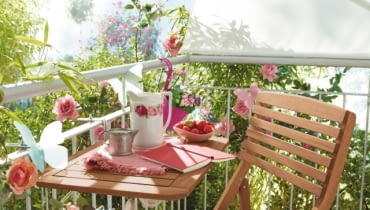 Składany stolik balkonowy do powieszenia na balustradzie Składany stolik balkonowy do powieszenia na balustradzie