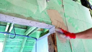 W miejscu podparcia nadproża oraz w narożach otworów (przejściowych, drzwiowych i okiennych) może dochodzić do koncentracji naprężeń, które spowodują powstawanie rys w tynku W miejscu podparcia nadproża oraz w narożach otworów (przejściowych, drzwiowych i okiennych) może dochodzić do koncentracji naprężeń, które spowodują powstawanie rys w tynku