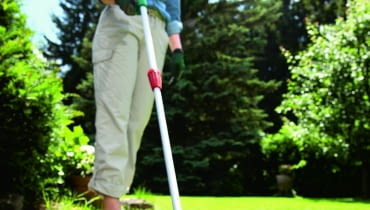 NOŻYCE DO TRAWY zasilane akumulatorem i teleskopowym drążkiem, ok. 500 zł, Bosch.