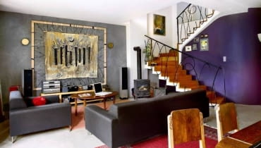 Ścianę salonu zdobi gobelin - praca dyplomowa uczennicy lubelskiego Liceum Plastycznego, kupiona na aukcji na rzecz powodzian. Kinkiety z... puszek po negatywach filmowych wykonał kolega Agnieszki. Przy schodach stoi piecyk koza, gospodyni uważa bowiem, że żywy ogień to w domu konieczność. UWAGA PONOWNA PUBLIKACJA ZA ZGODA WLASCICIELI