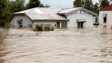 Powodzie, wichury, śnieżyce i inne nieszczęścia - ich skutki "złagodzi" nam odpowiednio dobrana polisa ubezpieczeniowa.