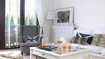 <B>Gdy Karolina i Grzegorz w końcu znaleźli odpowiednie mieszkanie, okazało się, że na przeprowadzkę mają tylko trzy tygodnie. Mimo iż remont i aranżacja nowego lokum przebiegały w kosmicznym tempie, po wnętrzach tego nie  widać. Są przemyślane, harmonijne i przepełnione domowym ciepłem.</B> <BR />Pokój dzienny wygląda na zamieszkany od lat, chociaż całe wyposażenie jest nowe. Taki klimat zasiedzenia wprowadza podłoga ze sztucznie postarzanego bielonego dębu oraz meble różniące się charakterem i barwami, np. typowo angielski fotel uszak, stolik w stylu Hampton, kanapa o ponadczasowej formie i kolonialny puf. OLYMPUS DIGITAL CAMERA