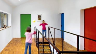 Dla dzieci bezpieczniejszy jest dom parterowy. Jednak jeśli zdecydowaliśmy się na budynek piętrowy, pamiętajmy, że schody muszą być odpowiednio szerokie, wykonane z nieśliskich materiałów i ze stabilną balustradą. ONE TIME USE ONLY DO JEDNOKROTNEJ PUBLIKACJI DOM JEDNORODZINNY , WNETRZA DZIECI FOT. HANNA DLUGOSZ PUBLIKACJA LADNY DOM NR 5 (127) - 5 2009