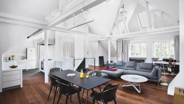 W otwartej strefie dziennej ikony designu: stół Baguette (proj. Ronan i Erwan Bouroullec), zestaw krzeseł Cyborg (proj. Mercel Wanders), stolik Lem (proj. Andries i Hiroko van Onck) i regał Tyke - The Wild Bunch (proj. Konstantin Grcic), wszystkie wyprodukowane przez firmę Magis. W otwartej strefie dziennej ikony designu: stół Baguette (proj. Ronan i Erwan Bouroullec), zestaw krzeseł Cyborg (proj. Mercel Wanders), stolik Lem (proj. Andries i Hiroko van Onck) i regał Tyke - The Wild Bunch (proj. Konstantin Grcic), wszystkie wyprodukowane przez firmę Magis.