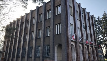 Budynek Dyrekcji Naczelnej Huty o urozmaiconej fasadzie, z obfitym użyciem cegły klinkierowej, jest najlepiej zachowanym przykładem stylu art déco w Stalowej Woli. Budynek Dyrekcji Naczelnej Huty o urozmaiconej fasadzie, z obfitym użyciem cegły klinkierowej, jest najlepiej zachowanym przykładem stylu art déco w Stalowej Woli.