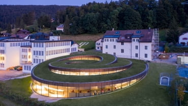 Pracownia BIG Architects Bjarke Ingelsa zaprojektowała muzeum zegarków Audemars Piguet w Szwajcarii. Pracownia BIG Architects Bjarke Ingelsa zaprojektowała muzeum zegarków Audemars Piguet w Szwajcarii.
