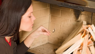 Do rozpalania sprawdzają się szczapki z sosny lub dobrze wysuszonego dębu jak palić w kominku, rozpalanie w kominku, kominek, kominki