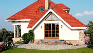 Biel sprawia, że dom wyróżnia się na tle otoczenia - kolor elewacji kontrastuje z czerwienią dachu i zielenią trawy Minolta DSC