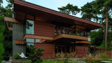 Modernizm południowokalifornijski w lesie sosnowym Brandenburgii: „Triesch Residence” w niepowtarzalnym stylu Raya Kappe łączy nowoczesną estetykę z organiczną bliskością natury. Modernizm południowokalifornijski w lesie sosnowym Brandenburgii: „Triesch Residence” w niepowtarzalnym stylu Raya Kappe łączy nowoczesną estetykę z organiczną bliskością natury.