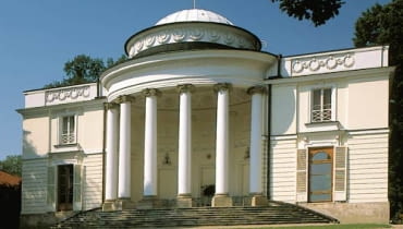 Pałac w Natolinie, elewacja ogrodowa. Pałac jest dziełem kilku wybitnych architektów. Zaprojektował go w stylu klasycystycznym Szymon Bogumił Zug na zlecenie Augusta Czartoryskiego. Park Natolin w Warszawie. Pałac - elewacja ogrodowa