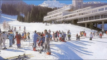 Marivella 1400 powstała dla XX-wiecznego 'człowieka wygodnego'. Rano, zaraz po śniadaniu, można założyć narty i zjechać od drzwi hotelu prosto do wyciągu. Marivella 1400 powstała dla XX-wiecznego 'człowieka wygodnego'. Rano, zaraz po śniadaniu, można założyć narty i zjechać od drzwi hotelu prosto do wyciągu.