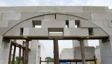 Bloczki z betonu komórkowego można łatwo przycinać, frezować, szlifować. Dzięki temu możliwe jest ukształtowanie w ścianach łuków ściany z betonu komórkowego