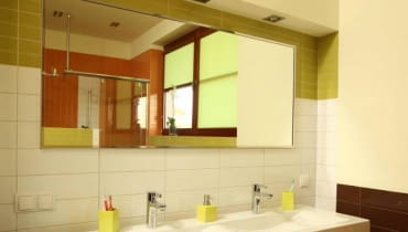 Projekt 1. Szafka pod podwójną umywalką, zrobiona z płyty MDF fornirowanej drewnem wenge, jest przykryta granitowym blatem. LAZIENKA WNETRZA