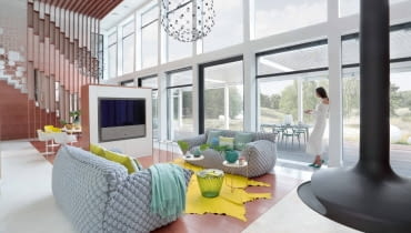 Salon otwarty na ogród. Przefiltrowane przez szarość polskiego nieba egzotyczne kolory stają się mgliste i przygaszone. Salon otwarty na ogród. Przefiltrowane przez szarość polskiego nieba egzotyczne kolory stają się mgliste i przygaszone.